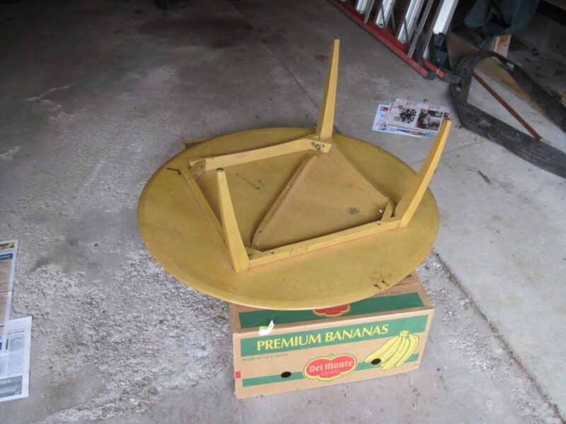 Be sure to remove the table legs before beginning! Be sure to remove the table legs before beginning!