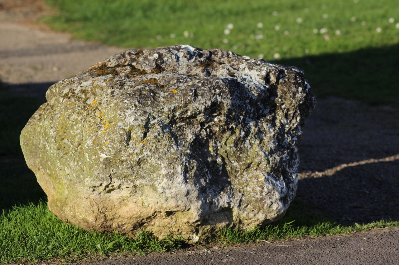 Landscaping with Boulders for a Dramatic Effect
