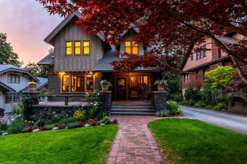 A good front landscape enhances the house with its simplicity and restraint A good front landscape enhances the house with its simplicity and restraint