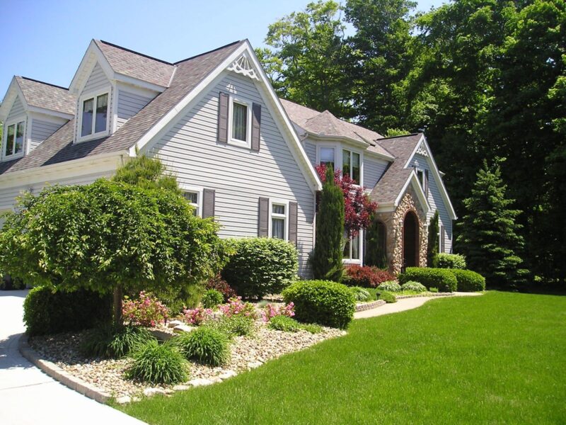 Note the clean view of the entranceway and front window image - Note the clean view of the entranceway and front window