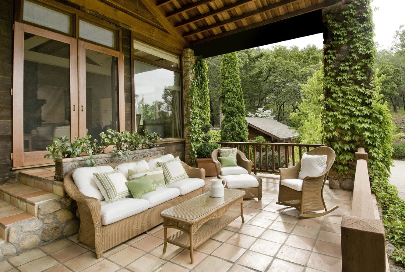 Creating an Outdoor Oasis: How to Create a Cozy and Inviting Outdoor Living Room